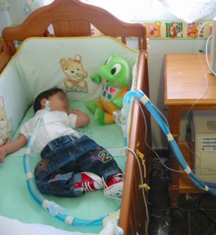 Niño en casa con aparatos medicos y sistema Medlinetec